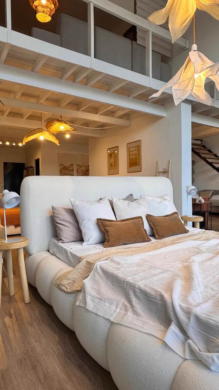 Showroom de Diwan en Castelar con cama tapizada a medida y almohadones